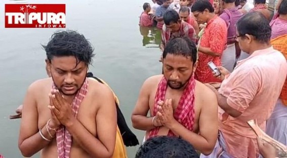 On the occasion of Mahalaya, people offered ‘Tarpan’ to Forefathers